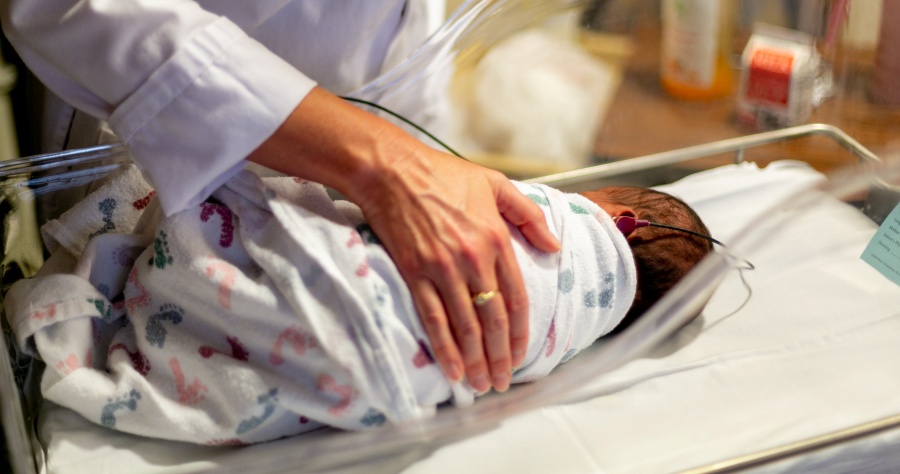 試管嬰兒植入13天驗孕一條線正常嗎？試管嬰兒植入懷孕症狀有哪些？